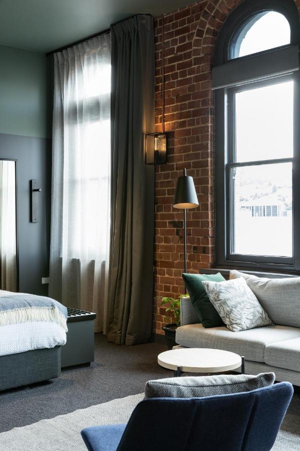 The Chamberson Hotell Dunedin Eksteriør bilde A living room in a loft apartment