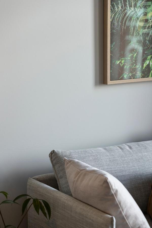 The Chamberson Hotell Dunedin Eksteriør bilde A wall painted with a light shade of grey